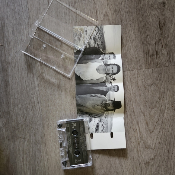 🌿2/$20 U2 The Joshua Tree cassette - Picture 5 of 5